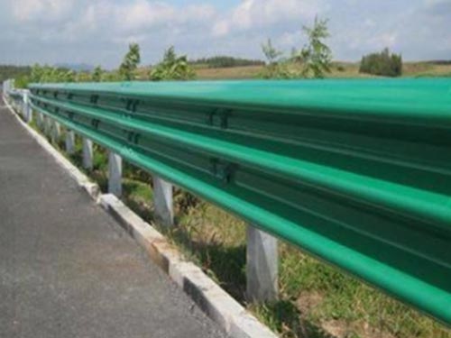 高速公路護(hù)欄板如何保持其穩(wěn)固性？